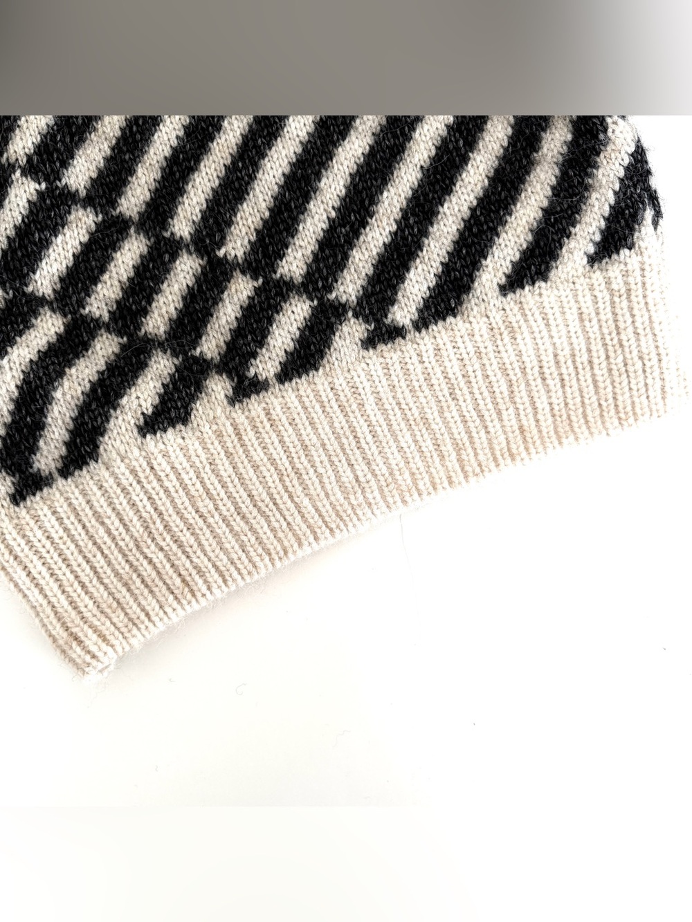 KOTN Asilah Cropped Sweater in the Alabaster / Black Size Small - Picture 5 of 9